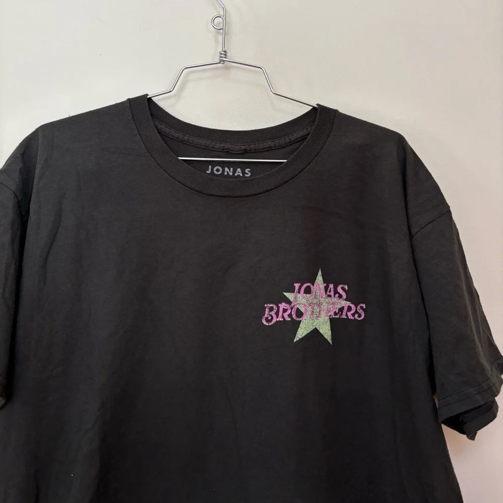 NWOT Urban Outfitters Jonas Brothers Graphic Tee Size Medium - Picture 3 of 11
